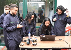 Het team uit Brazili druk bezig om hun drone te kunnen laten vliegen.